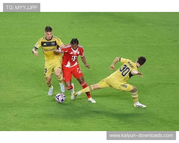 奥利塞角球传中制造混乱，拜仁多次击中门框