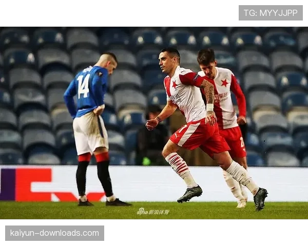 温情一幕：对手门将受伤，对方前锋主动将球踢出边线