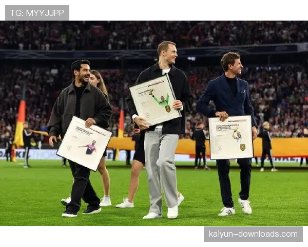 博洛尼亚主场球迷展示巨型TIFO，致敬传奇主帅米哈伊洛维奇逝世四周年